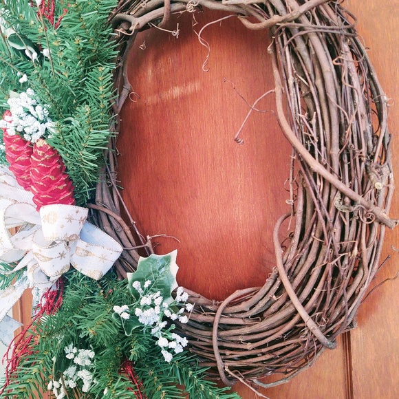 HAND CRAFTED DECORATED RED GOLD WHITE 18" CHRISTMAS GRAPEVINE WREATH DOOR DECOR - Picture 6 of 8